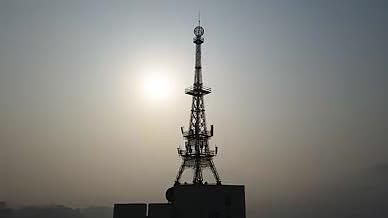4K实拍电信5G信号铁塔透过阳光希望向上视频的预览图